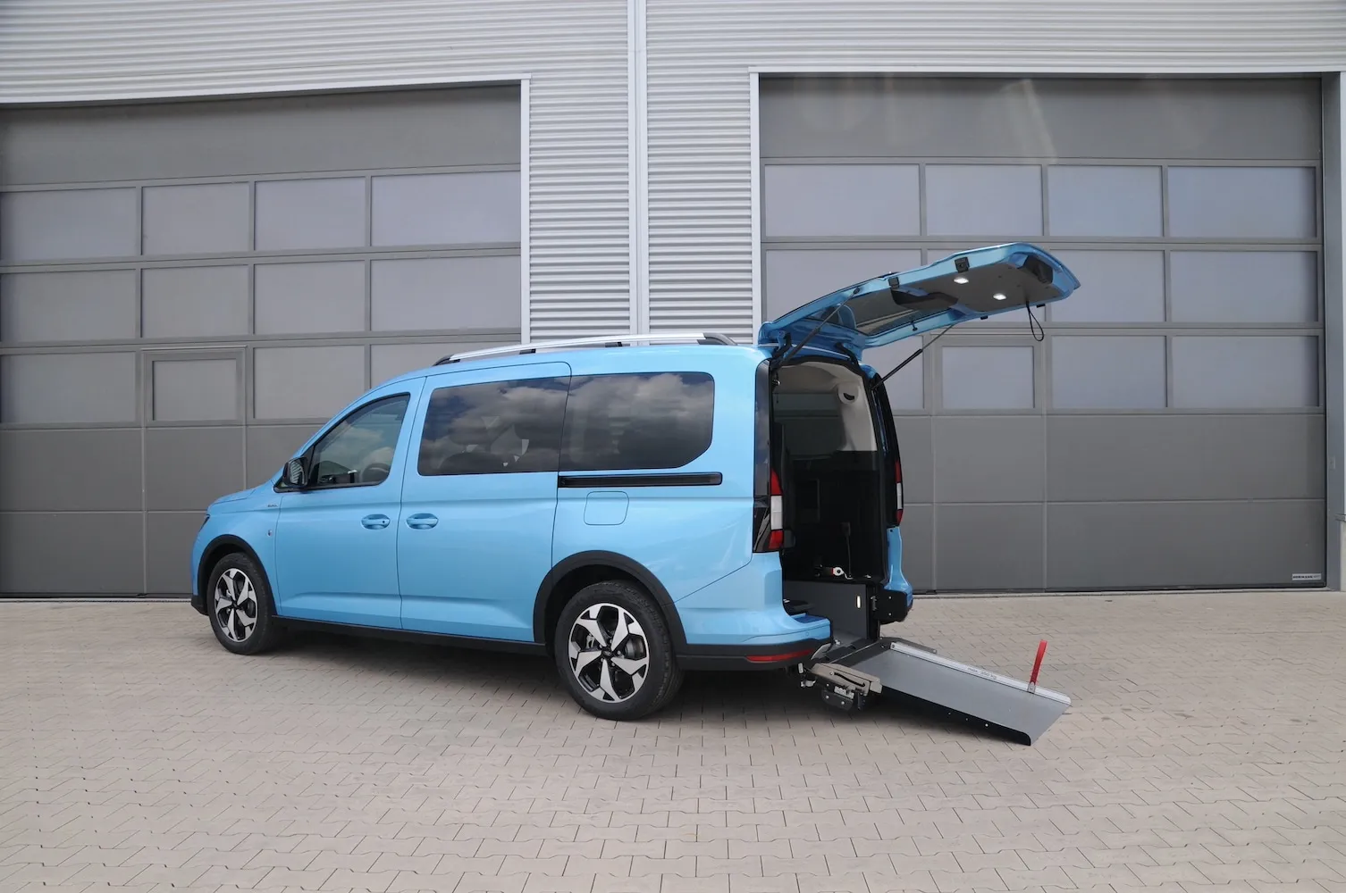 Ford Connect z obniżoną podłogą i rozłożoną rampą
